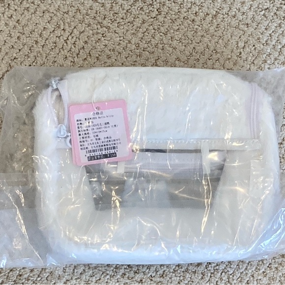 NWT Hello Kitty Faux Fur Travel Cosmetic Bag – Hanging Makeup Organizer Case - Picture 7 of 7